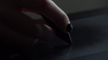 bir bilgisayar için çizim tablet ile çalışma