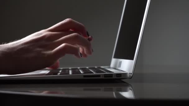 Mujer joven escribiendo en un teclado portátil — Vídeos de Stock