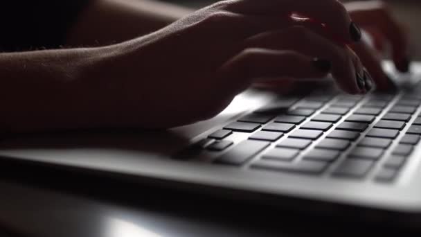 Junge Frau tippt auf einer Laptop-Tastatur — Stockvideo
