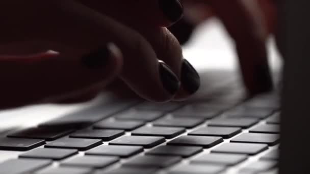 Genç kadın tipik bir dizüstü klavye — Stok video