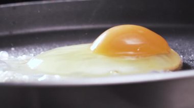 Sıcak tavaya atılan yumurta videosu