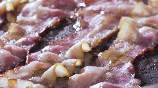 Gros plan de lanières de bacon frire sur un gril — Video