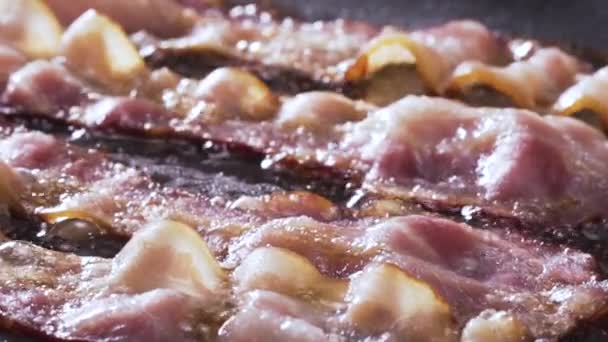 Primer plano de las tiras de tocino freír en una parrilla — Vídeos de Stock