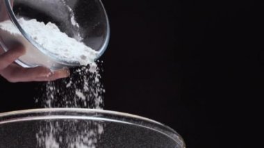 Siyah bir arka plan üzerine düşen rafine beyaz un yakın çekim