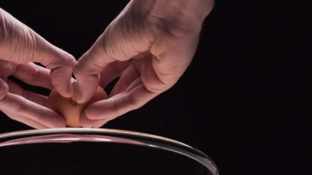 Hand knackt frisches Ei in der Glasschüssel — Stockvideo