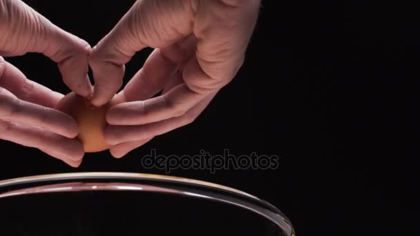 Ręka pęknięcia świeżych jaj w szklanej misce — Wideo stockowe
