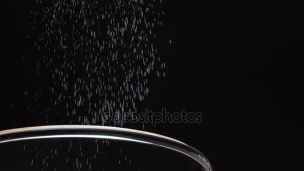 Close up van geraffineerde witte koekmeel vallen op een zwarte achtergrond — Stockvideo