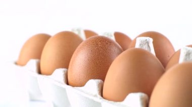 Beyaz izole kahverengi kabuğu ile yumurta