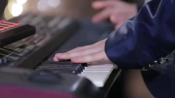 Игра на фортепиано на концерте — стоковое видео