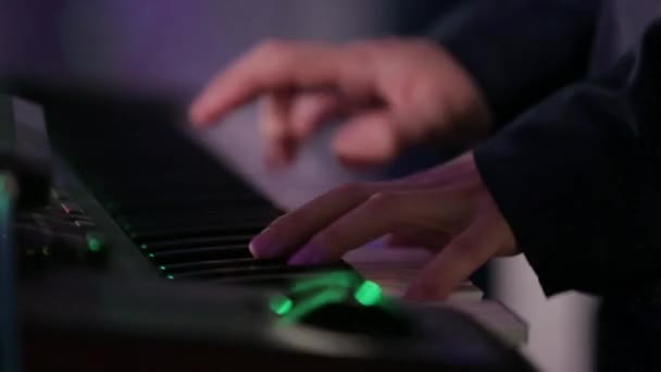 Játszani a zongora koncert — Stock videók
