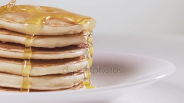 bir gözleme damlayan bal