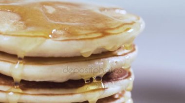 bir gözleme damlayan bal