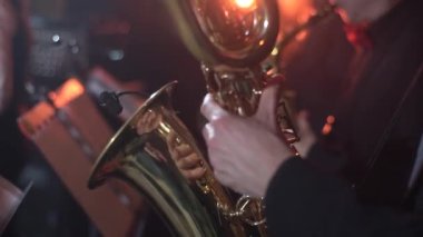 Müzisyen konserde saksafon üzerinde oynuyor.