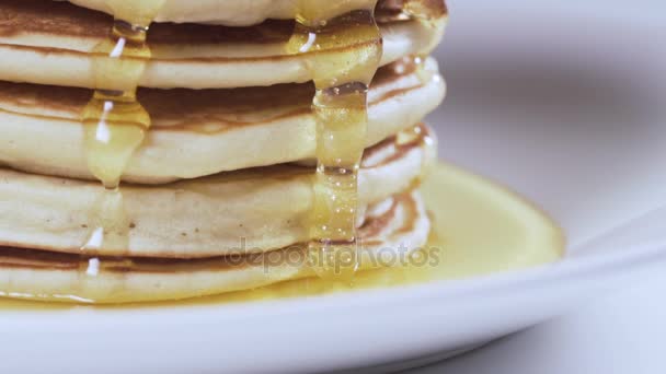 Honing druipend op een pannenkoek — Stockvideo