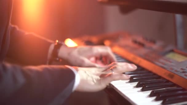 コンサートではピアノを弾いてください。 — ストック動画