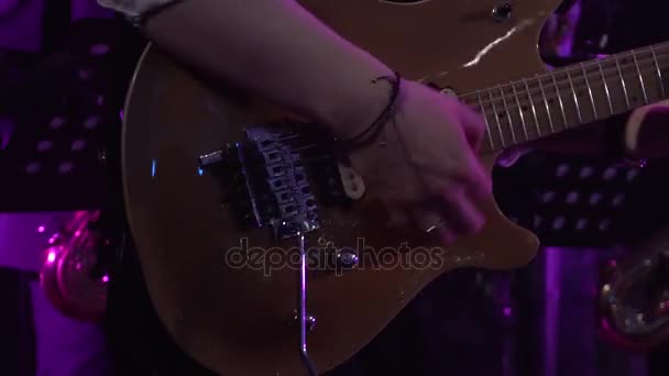 Игра на гитаре на концерте — стоковое видео