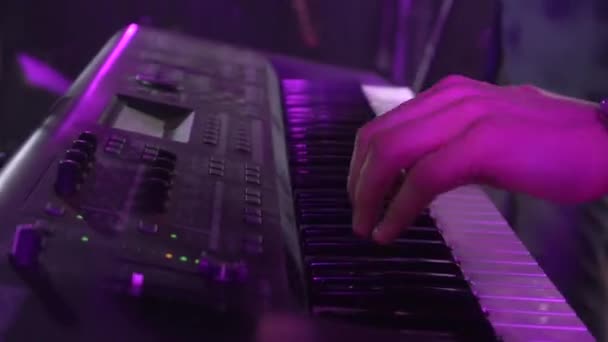 Tocando el piano en el concierto — Vídeos de Stock