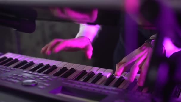 Piano spelen op het concert — Stockvideo