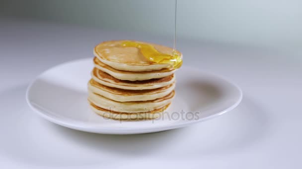 Honig tropft auf einen Pfannkuchen — Stockvideo