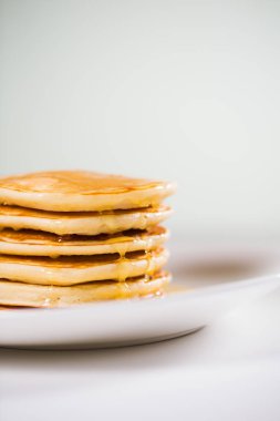 Şuruplu küçük krep yığını