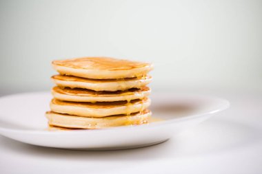 Şuruplu küçük krep yığını