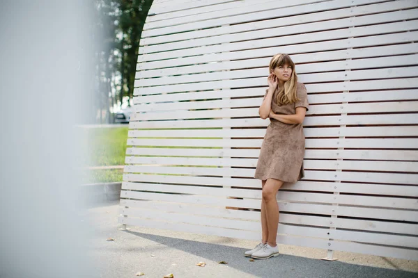 Hermosa chica posando en el parque Imagen de stock