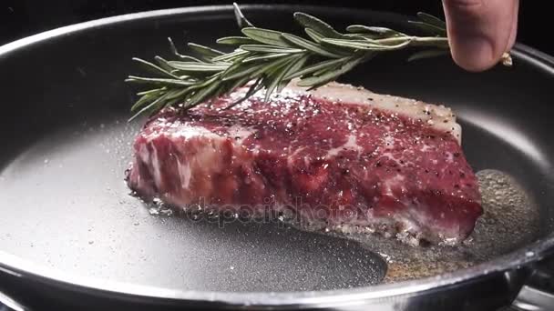 Rozemarijn zetten een biefstuk — Stockvideo