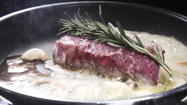Råa strip steak stekt i en stekpanna — Stockvideo