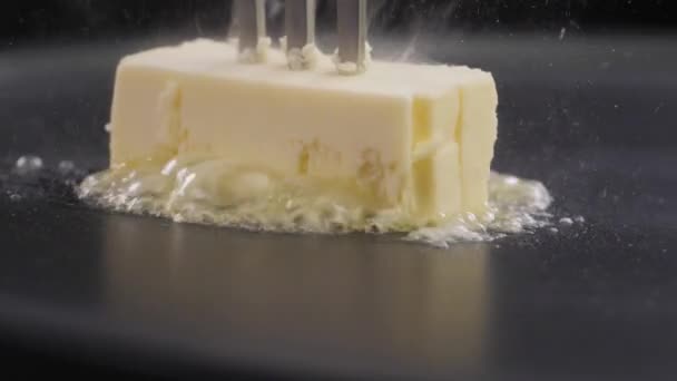 Πιρούνι με το βούτυρο σε ένα τηγάνι — Αρχείο Βίντεο