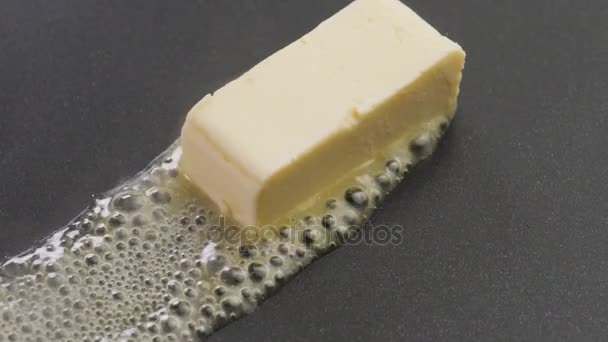 Butter brutzelt in der Pfanne — Stockvideo