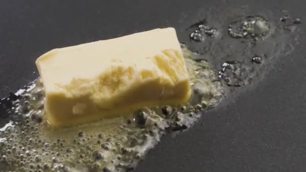 黄油在锅里咝作响 — 图库视频影像