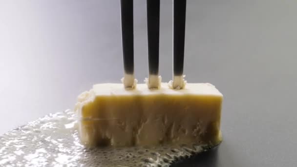 Tenedor con mantequilla en una sartén — Vídeos de Stock