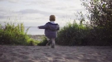 denize çalışan çocuk