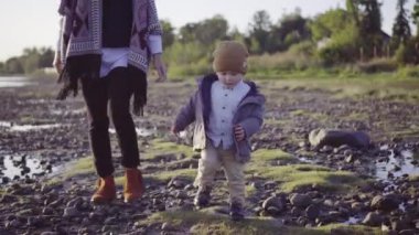 Küçük bir çocuk ile anne yürür