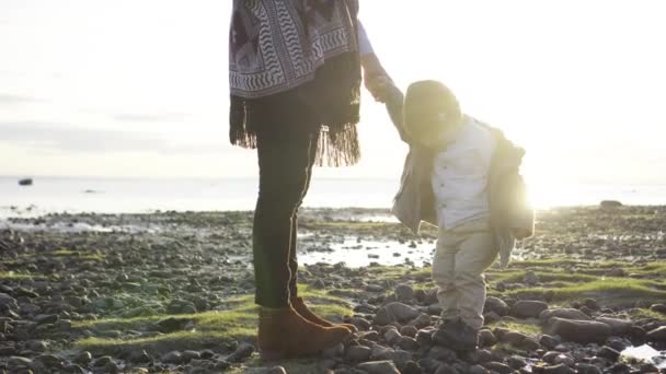 Mãe com um menino caminha na praia — Vídeo de Stock