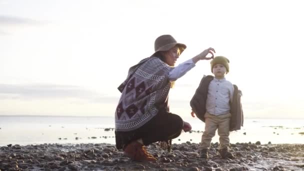 Moeder en zoon spelen op het strand — Stockvideo