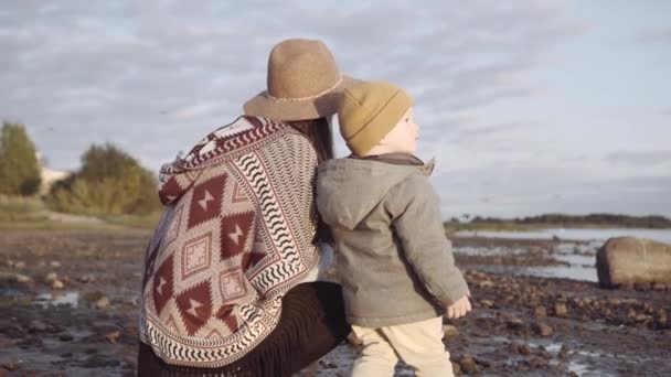 Mom and son watching the birds — Stock Video