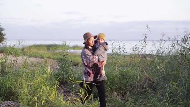 Máma držela svého syna v náručí — Stock video