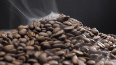  Fasulye kızarırken dönüşümlü olarak döner. Duman kahve çekirdeklerinden geliyor..