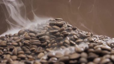  Fasulye kızarırken dönüşümlü olarak döner. Duman kahve çekirdeklerinden geliyor..