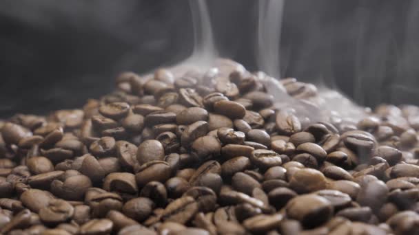 Nasiona fasoli obracać podczas pieczenia. Dym pochodzi z ziaren kawy. — Wideo stockowe