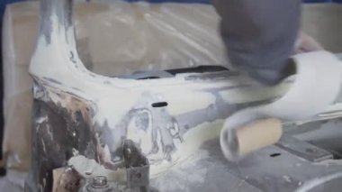 Adam araba temizliği yapıyor..