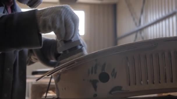 Homme ponçant un détail de voiture 