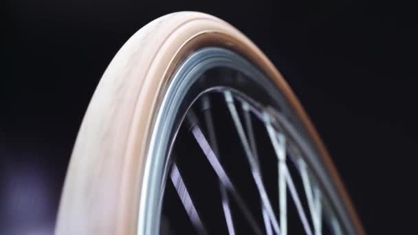 Uma roda de bicicleta girando, close up shot — Vídeo de Stock