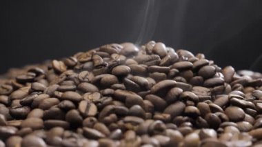 Fasulye kızarırken dönüşümlü olarak döner. Duman kahve çekirdeklerinden geliyor..