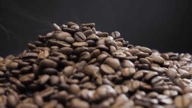 Fasulye kızarırken dönüşümlü olarak döner. Duman kahve çekirdeklerinden geliyor..