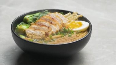 Tavuklu Japon eriştesi.