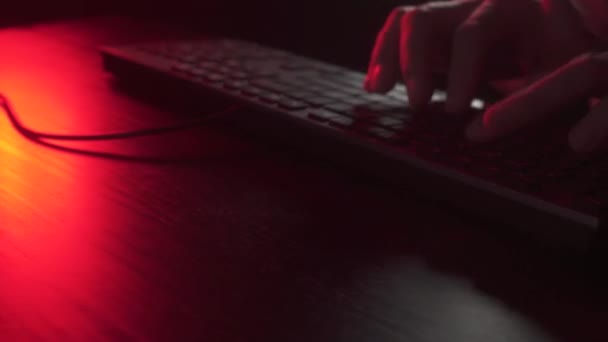 Мужчина работает за компьютером поздней ночью — стоковое видео