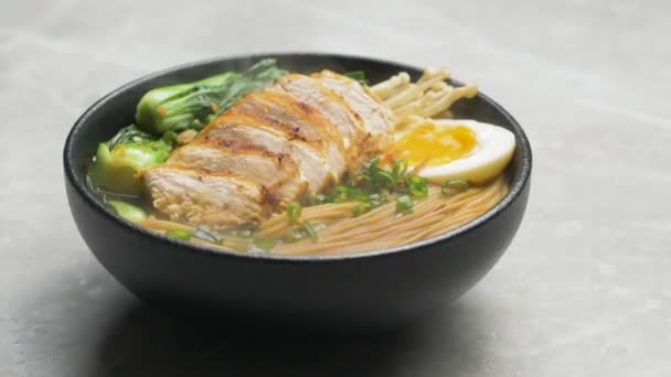 Fideos calientes de ramen japonés con pollo — Vídeo de stock
