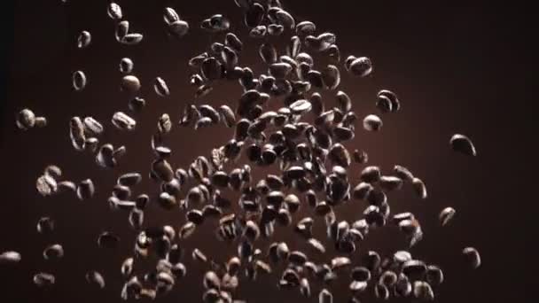 Кофейные зерна лопаются и падают — стоковое видео